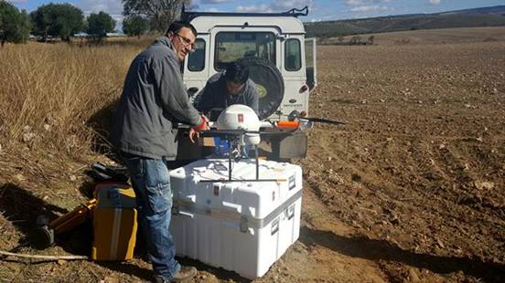 El equipo de arqueólogos encabezado por Emilio Gamo Pazos y Javier Fernández Ortea trabaja con el drone y los equipamientos de exploración arqueológica